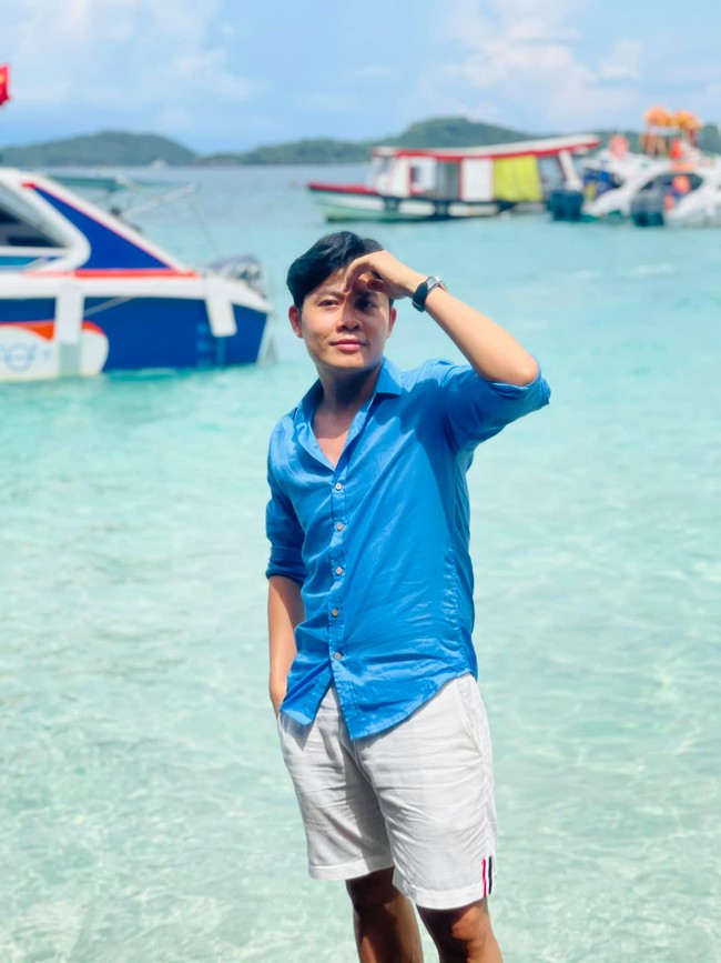 Nhạc sĩ vừa công khai "chê" bà Phương Hằng thô tục: Có bài hát lọt top Tuyển tập ca khúc hay nhất thế giới, ông bố đơn thân "kỳ lạ" được ngưỡng mộ vì cách dạy con - Ảnh 1. Nhạc sĩ vừa công khai "chê" bà Phương Hằng thô tục: Có bài hát lọt top Tuyển tập ca khúc hay nhất thế giới, ông bố đơn thân "kỳ lạ" được ngưỡng mộ vì cách dạy con - Ảnh 1.