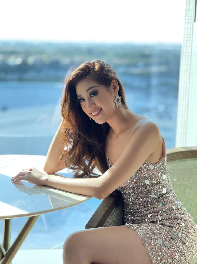 Khánh Vân tiếp tục sexy &quot;đốt mắt&quot; trong ngày thứ 5 thi Miss Universe 2020, điểm nhấn vẫn là đôi chân siêu dài - Ảnh 7.