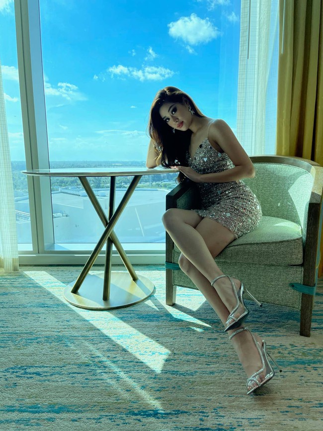 Khánh Vân tiếp tục sexy &quot;đốt mắt&quot; trong ngày thứ 5 thi Miss Universe 2020, điểm nhấn vẫn là đôi chân siêu dài - Ảnh 4.