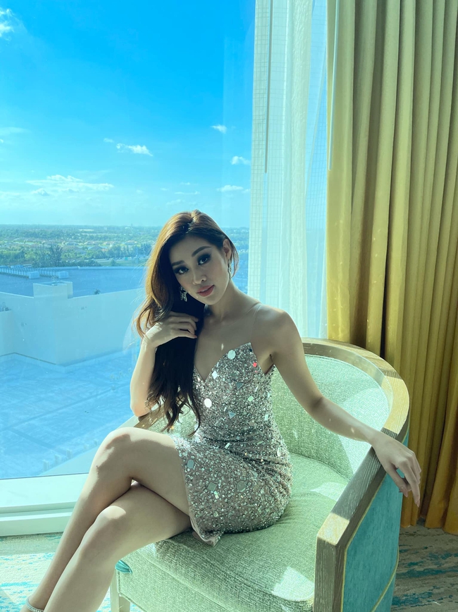 Khánh Vân tiếp tục sexy &quot;đốt mắt&quot; trong ngày thứ 5 thi Miss Universe 2020, điểm nhấn vẫn là đôi chân siêu dài - Ảnh 6.