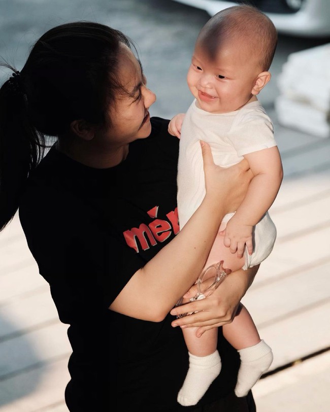 Lên sóng liên tục nhưng con trai Leon của Hồ Ngọc Hà vẫn khiến dân tình tan chảy vì nụ cười này - Ảnh 2. Lên sóng liên tục nhưng con trai Leon của Hồ Ngọc Hà vẫn khiến dân tình tan chảy vì nụ cười này - Ảnh 2.