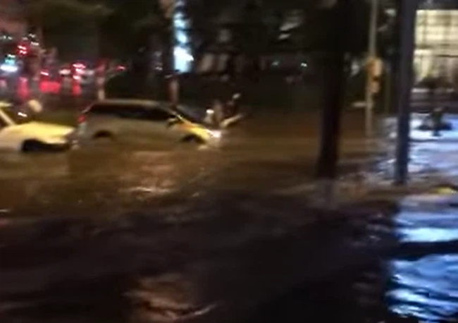 Mùa mưa đến, cộng đồng mạng lại được dịp điểm danh các "bể bơi" bất đăc dĩ - Ảnh 1. Mùa mưa đến, cộng đồng mạng lại được dịp điểm danh các "bể bơi" bất đăc dĩ - Ảnh 1.