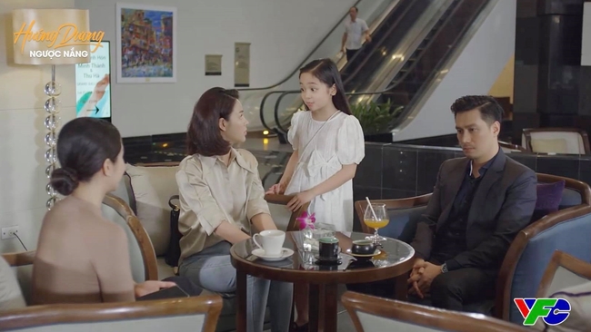 Hướng dương ngược nắng: Minh ngỡ ngàng khi được Cami "tặng bố" ngay trước mặt mẹ, gia đình gì mà kỳ lạ thế này? - Ảnh 4.