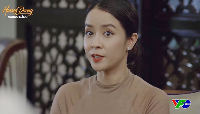 Hướng dương ngược nắng: Minh ngỡ ngàng khi được Cami "tặng bố" ngay trước mặt mẹ, gia đình gì mà kỳ lạ thế này? - Ảnh 5.