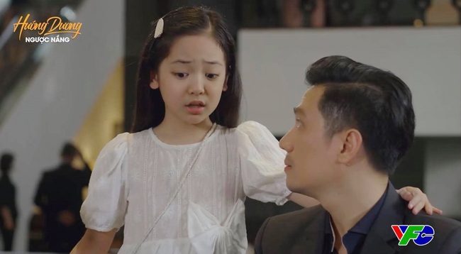 Hướng dương ngược nắng: Minh ngỡ ngàng khi được Cami "tặng bố" ngay trước mặt mẹ, gia đình gì mà kỳ lạ thế này? - Ảnh 1.