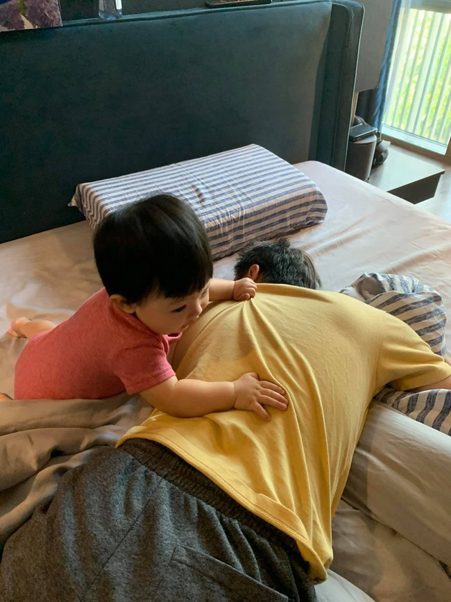 Hài hước cảnh Cường Đô La và Subeo đang ngủ say bị bé Suchin kéo áo, níu tóc gọi dậy - Ảnh 3.