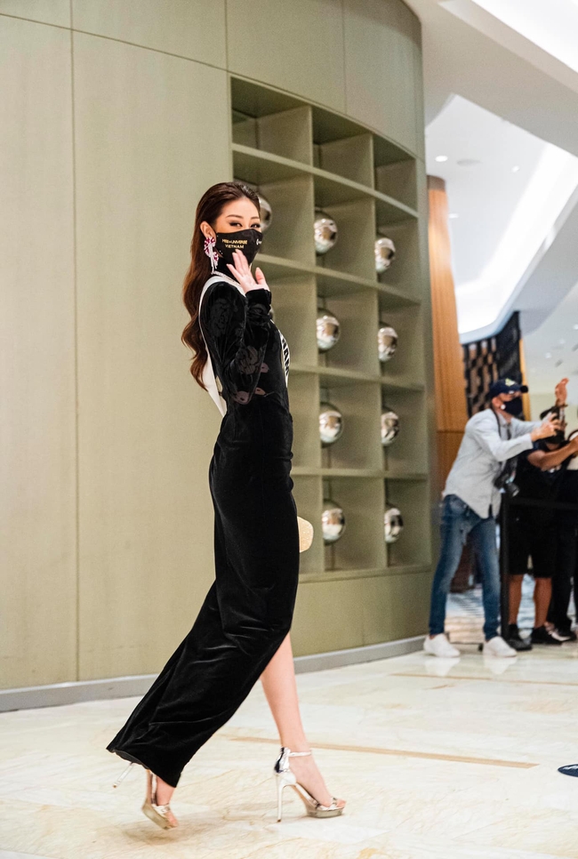 Bất ngờ chưa, Khánh Vân qua những bức ảnh chụp vội của &quot;team qua đường&quot; ở Miss Universe 2020 vẫn gợi cảm xuất sắc thế này - Ảnh 3.