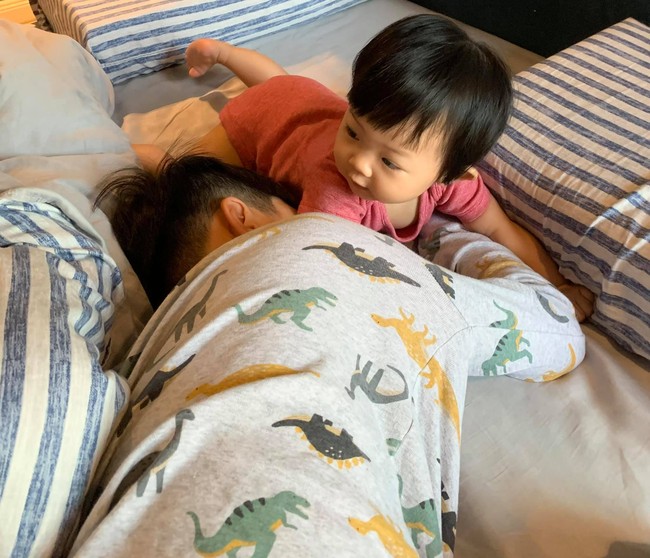 Hài hước cảnh Cường Đô La và Subeo đang ngủ say bị bé Suchin kéo áo, níu tóc gọi dậy - Ảnh 4.