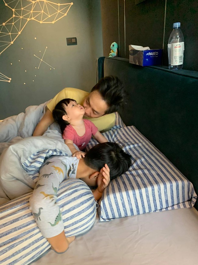 Hài hước cảnh Cường Đô La và Subeo đang ngủ say bị bé Suchin kéo áo, níu tóc gọi dậy - Ảnh 2.