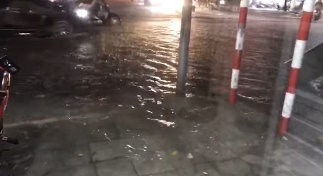 Mùa mưa đến, cộng đồng mạng lại được dịp điểm danh các "bể bơi" bất đăc dĩ - Ảnh 2. Mùa mưa đến, cộng đồng mạng lại được dịp điểm danh các "bể bơi" bất đăc dĩ - Ảnh 2.