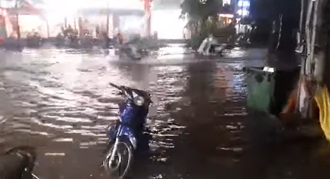Mùa mưa đến, cộng đồng mạng lại được dịp điểm danh các "bể bơi" bất đăc dĩ - Ảnh 3. Mùa mưa đến, cộng đồng mạng lại được dịp điểm danh các "bể bơi" bất đăc dĩ - Ảnh 3.