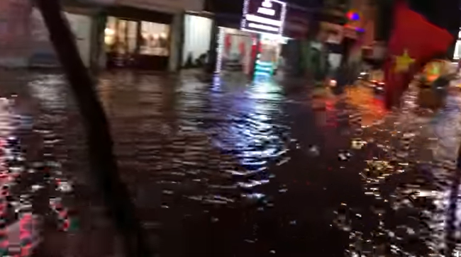 Mùa mưa đến, cộng đồng mạng lại được dịp điểm danh các "bể bơi" bất đăc dĩ - Ảnh 8. Mùa mưa đến, cộng đồng mạng lại được dịp điểm danh các "bể bơi" bất đăc dĩ - Ảnh 8.