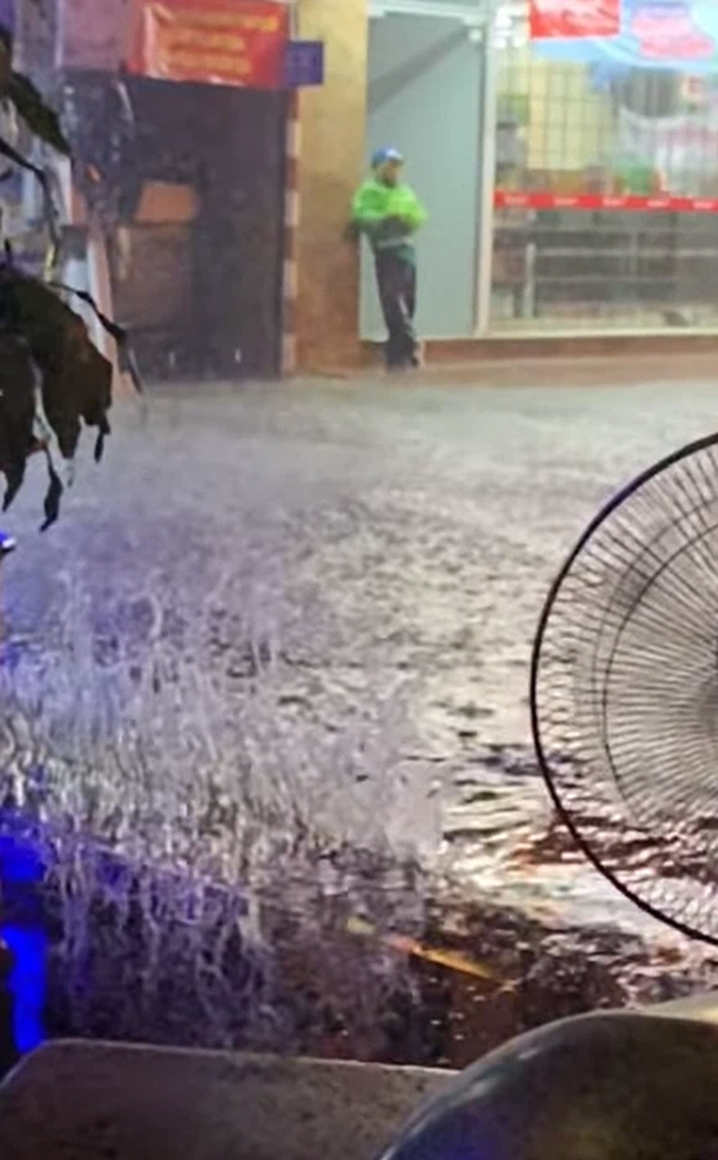 Mùa mưa đến, cộng đồng mạng lại được dịp điểm danh các "bể bơi" bất đăc dĩ - Ảnh 6. Mùa mưa đến, cộng đồng mạng lại được dịp điểm danh các "bể bơi" bất đăc dĩ - Ảnh 6.