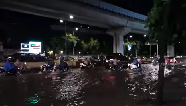 Mùa mưa đến, cộng đồng mạng lại được dịp điểm danh các "bể bơi" bất đăc dĩ - Ảnh 7. Mùa mưa đến, cộng đồng mạng lại được dịp điểm danh các "bể bơi" bất đăc dĩ - Ảnh 7.