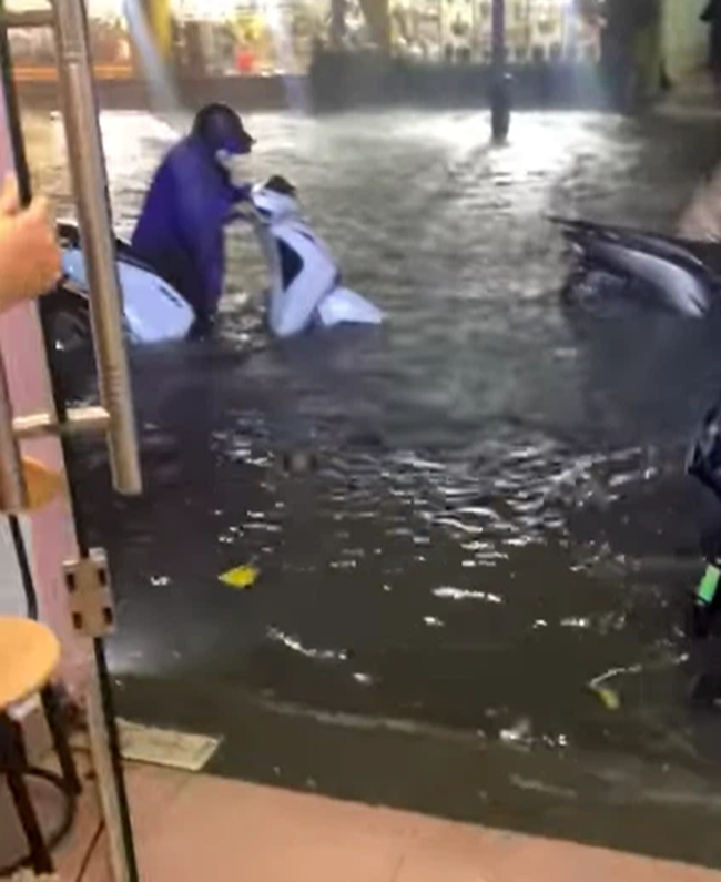 Mùa mưa đến, cộng đồng mạng lại được dịp điểm danh các "bể bơi" bất đăc dĩ - Ảnh 9. Mùa mưa đến, cộng đồng mạng lại được dịp điểm danh các "bể bơi" bất đăc dĩ - Ảnh 9.