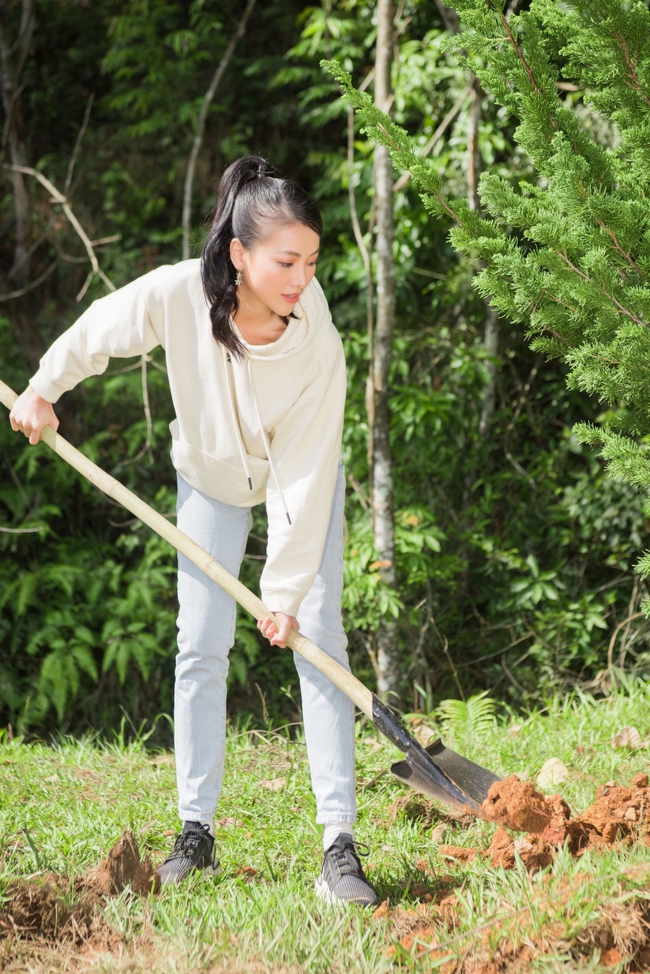 Hoa hậu Phương Khánh, Diễm Hương cùng dàn người đẹp ghi điểm với hành động xắn tay trồng cây phủ xanh đất trống - Ảnh 4.