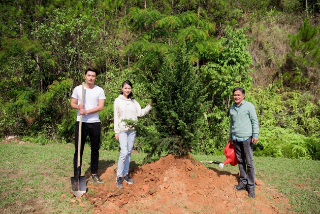 Hoa hậu Phương Khánh, Diễm Hương cùng dàn người đẹp ghi điểm với hành động xắn tay trồng cây phủ xanh đất trống - Ảnh 3.