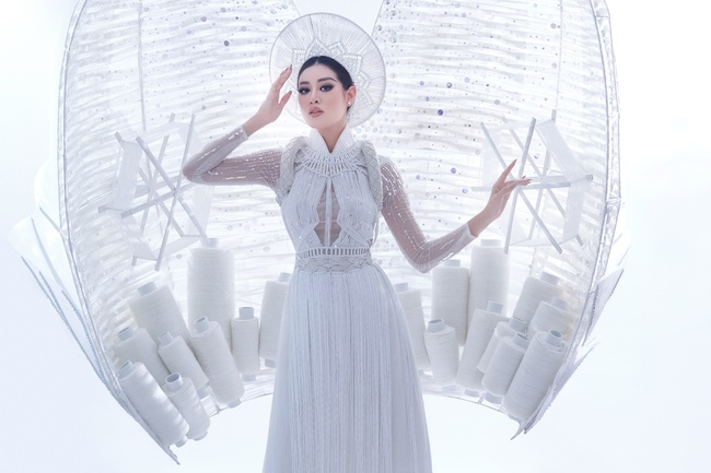 Cận cảnh trang phục dân tộc Khánh Vân trình diễn trong Bán kết Miss Universe 2020, gây trầm trồ nhất là thần thái của nàng Hậu - Ảnh 5.