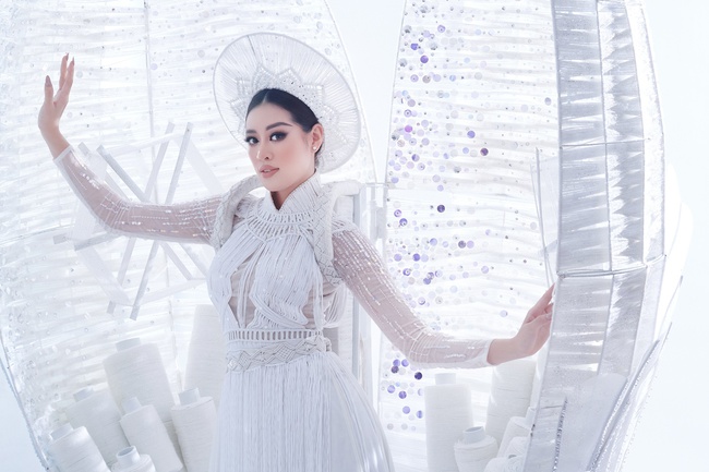Cận cảnh trang phục dân tộc Khánh Vân trình diễn trong Bán kết Miss Universe 2020, gây trầm trồ nhất là thần thái của nàng Hậu - Ảnh 3.
