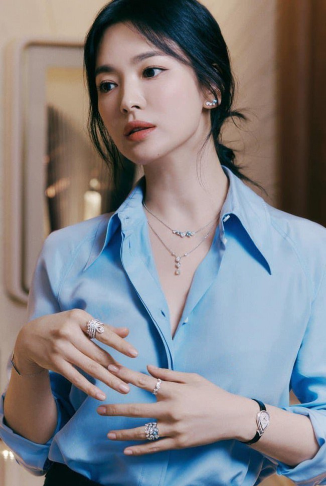 Đệ nhất mỹ nhân Kim Hee Sun bỗng thân thiết Song Hye Kyo đến lạ khiến fan rần rần, chuẩn bị &quot;đàn em&quot; đi show chung? - Ảnh 2.