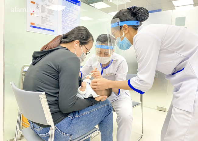 Trung tâm tiêm chủng ở Quảng Bình đi vào hoạt động giữa lúc dịch bệnh COVID-19 đang phức tạp - Ảnh 1.