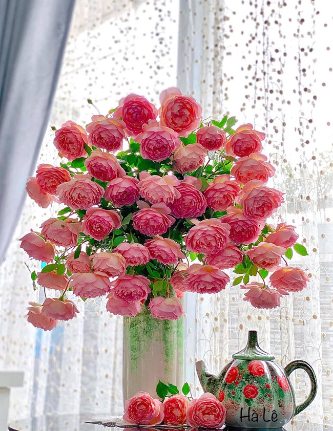 Vợ đảm Hà Nội chia sẻ 7 cách cắm hoa hồng ngoại Jubilee vạn người mê, tiết lộ &quot;giọt nước thần kỳ&quot; có sức mạnh giữ hoa tươi mãi - Ảnh 2.