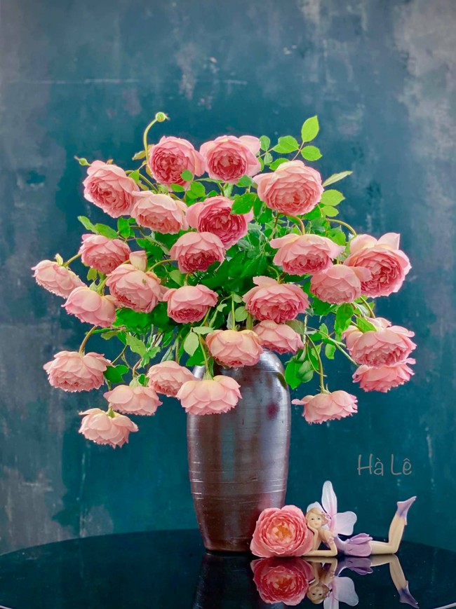 Vợ đảm Hà Nội chia sẻ 7 cách cắm hoa hồng ngoại Jubilee vạn người mê, tiết lộ &quot;giọt nước thần kỳ&quot; có sức mạnh giữ hoa tươi mãi - Ảnh 1.
