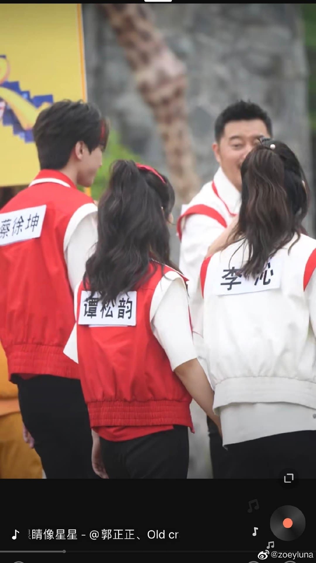 Đàm Tùng Vận đi quay Running Man, nắm chặt tay cô gái này khiến fan phải gọi tên &quot;ông chú U50&quot; Chung Hán Lương - Ảnh 7.