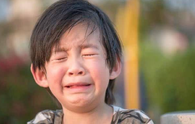 Bố mẹ có con trai chú ý: Con bạn chỉ cố tỏ ra mạnh mẽ, thực chất chúng cần được ôm nhiều hơn bạn nghĩ vì những lý do này - Ảnh 4.