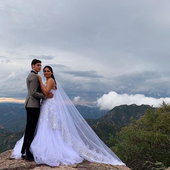 Xôn xao thông tin tân Hoa hậu Hoàn vũ lộ ảnh cưới từ năm 2019, chú rể sở hữu ngoại hình điển trai như tài tử - Ảnh 2. Xôn xao thông tin tân Hoa hậu Hoàn vũ lộ ảnh cưới từ năm 2019, chú rể sở hữu ngoại hình điển trai như tài tử - Ảnh 2.