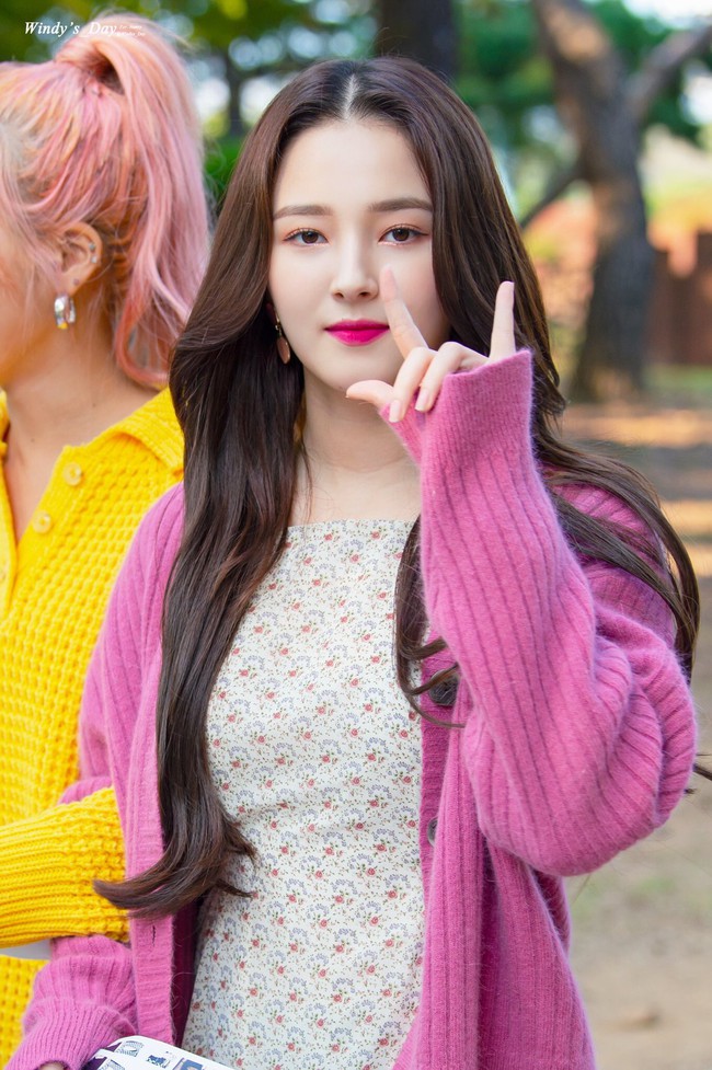 Nancy (MOMOLAND) vừa thoát nạn scandal quay lén, đến lượt 1 thành viên xác nhận hẹn hò, fan lo lắng cho tương lai mờ mịt của nhóm - Ảnh 2.