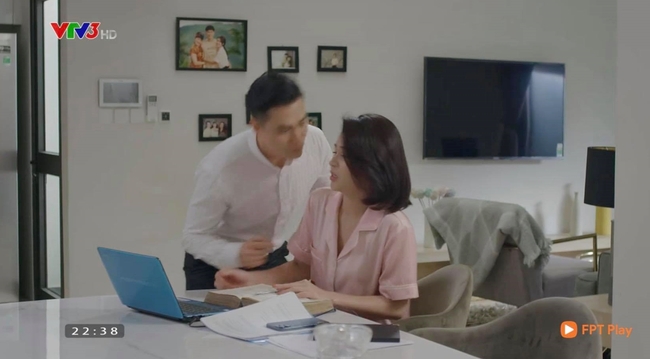 Hướng dương ngược nắng: Minh - Hoàng chính thức yêu nhau, đổi cách xưng hô lại còn hôn mọi lúc - Ảnh 4.