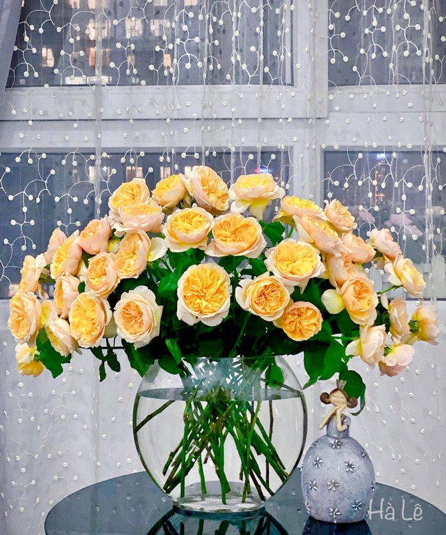 Căn nhà bừng sáng nhờ bình hoa hồng Juliet vàng cam tuyệt phẩm, mẹ đảm nhận &quot;mưa&quot; lời khen nhờ tài nghệ cắm hoa điêu luyện - Ảnh 4.