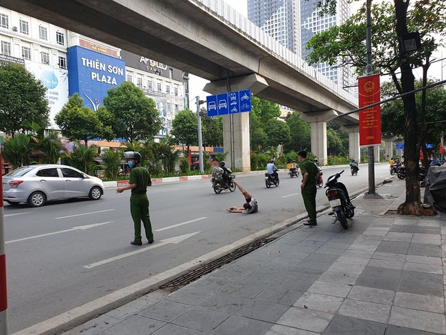 Nam thanh niên biểu hiện &quot;ngáo đá&quot; lăn lộn dưới đường