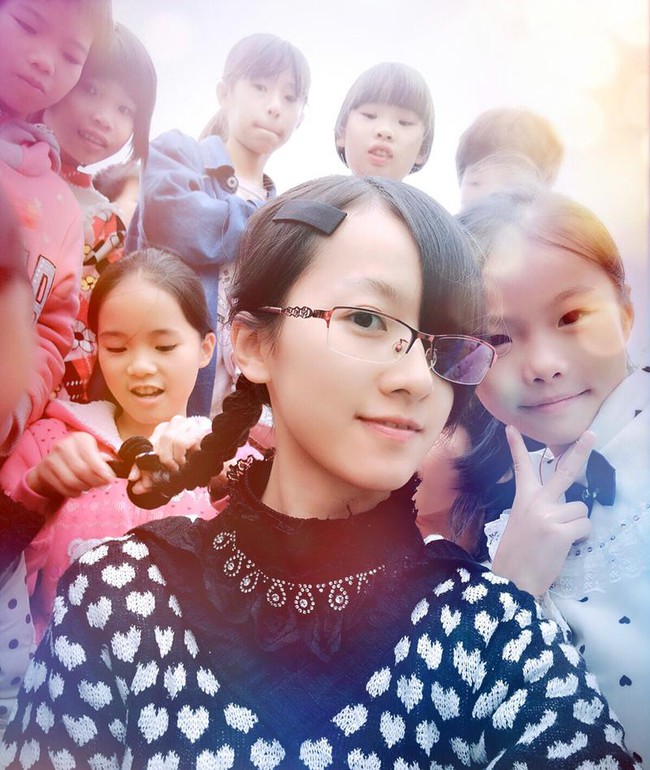 Giáo viên xinh đẹp chụp ảnh toàn che một mắt làm nhiều người tò mò ngỡ là phong cách riêng, sự thật lại khiến mọi người thốt lên: "Đúng là nữ thần!" - Ảnh 2. Giáo viên xinh đẹp chụp ảnh toàn che một mắt làm nhiều người tò mò ngỡ là phong cách riêng, sự thật lại khiến mọi người thốt lên: "Đúng là nữ thần!" - Ảnh 2.