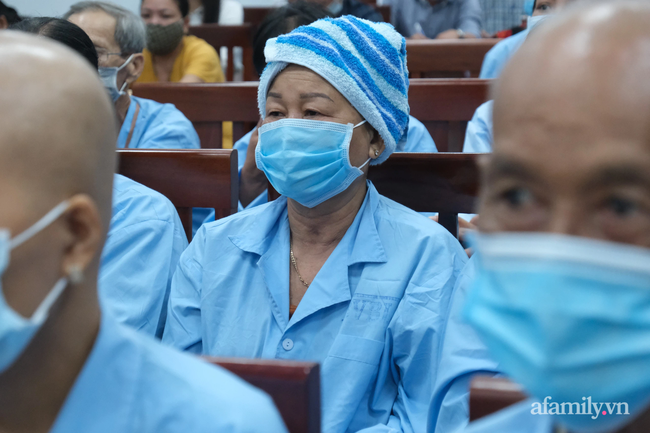 Nữ điều dưỡng bất ngờ phát hiện ung thư vú, đón Lễ 30/4-1/5 bằng vết mổ trong bệnh viện: "Tôi tin mình sẽ sống" - Ảnh 8. Nữ điều dưỡng bất ngờ phát hiện ung thư vú, đón Lễ 30/4-1/5 bằng vết mổ trong bệnh viện: "Tôi tin mình sẽ sống" - Ảnh 8.