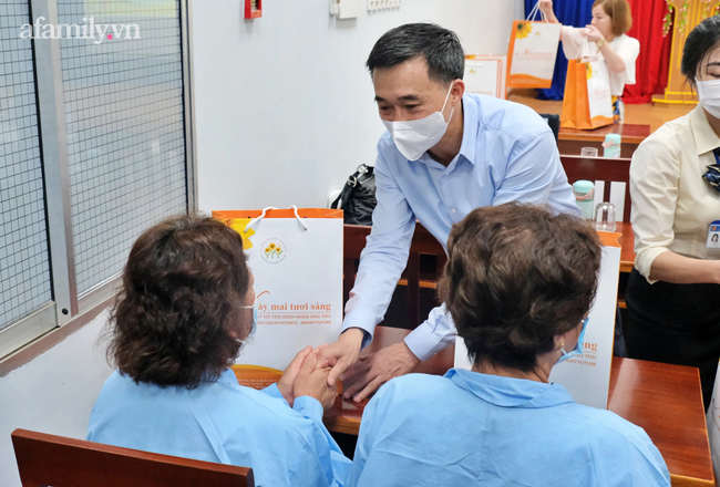 Nữ điều dưỡng bất ngờ phát hiện ung thư vú, đón Lễ 30/4-1/5 bằng vết mổ trong bệnh viện: "Tôi tin mình sẽ sống" - Ảnh 10. Nữ điều dưỡng bất ngờ phát hiện ung thư vú, đón Lễ 30/4-1/5 bằng vết mổ trong bệnh viện: "Tôi tin mình sẽ sống" - Ảnh 10.