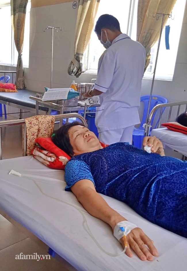 Nữ điều dưỡng bất ngờ phát hiện ung thư vú, đón Lễ 30/4-1/5 bằng vết mổ trong bệnh viện: "Tôi tin mình sẽ sống" - Ảnh 4. Nữ điều dưỡng bất ngờ phát hiện ung thư vú, đón Lễ 30/4-1/5 bằng vết mổ trong bệnh viện: "Tôi tin mình sẽ sống" - Ảnh 4.