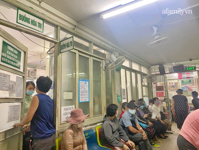Nữ điều dưỡng bất ngờ phát hiện ung thư vú, đón Lễ 30/4-1/5 bằng vết mổ trong bệnh viện: "Tôi tin mình sẽ sống" - Ảnh 1. Nữ điều dưỡng bất ngờ phát hiện ung thư vú, đón Lễ 30/4-1/5 bằng vết mổ trong bệnh viện: "Tôi tin mình sẽ sống" - Ảnh 1.