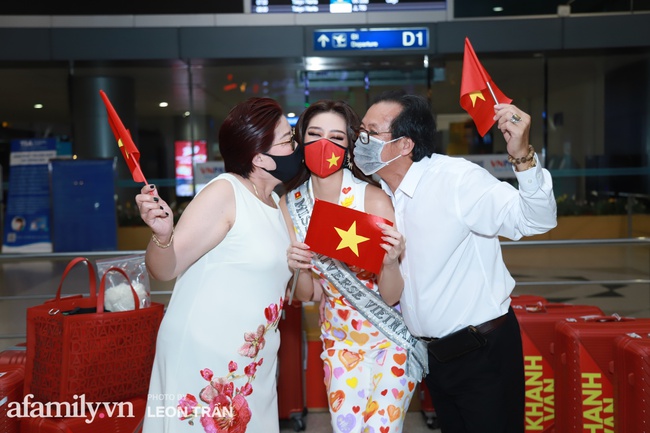 Khánh Vân đeo khẩu trang hình cờ Việt Nam, mang 16 vali hành lý lên đường sang Mỹ thi Hoa hậu Hoàn vũ 2020 - Ảnh 3.