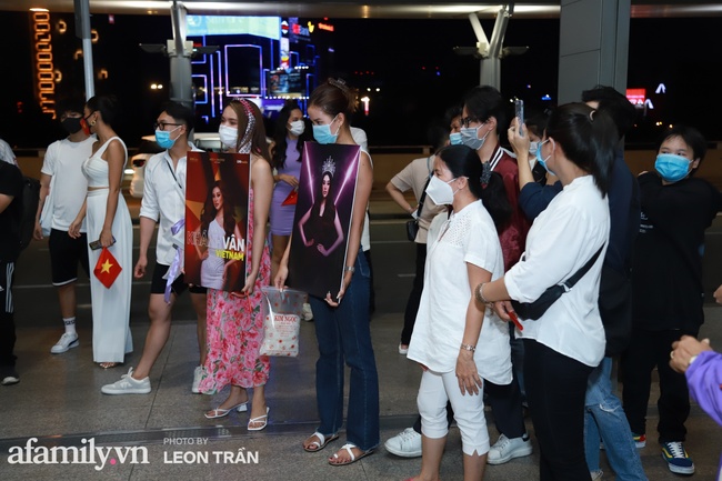 Khánh Vân đeo khẩu trang hình cờ Việt Nam, mang 16 vali hành lý lên đường sang Mỹ thi Hoa hậu Hoàn vũ 2020 - Ảnh 9.