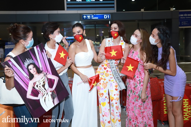 Khánh Vân đeo khẩu trang hình cờ Việt Nam, mang 16 vali hành lý lên đường sang Mỹ thi Hoa hậu Hoàn vũ 2020 - Ảnh 7.