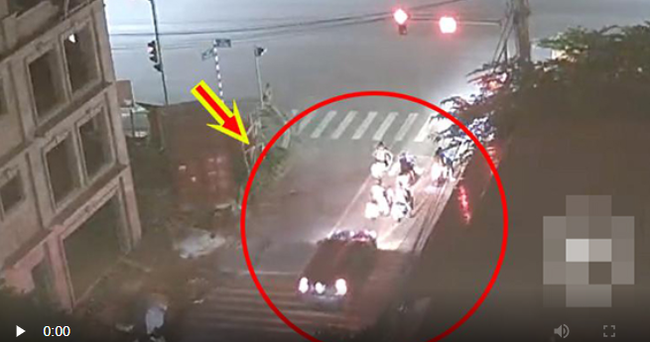 Clip kinh hoàng: Đang dừng đèn đỏ, nhiều xe máy bất ngờ bị ô tô húc văng, 1 xe chui vào gầm - Ảnh 2.