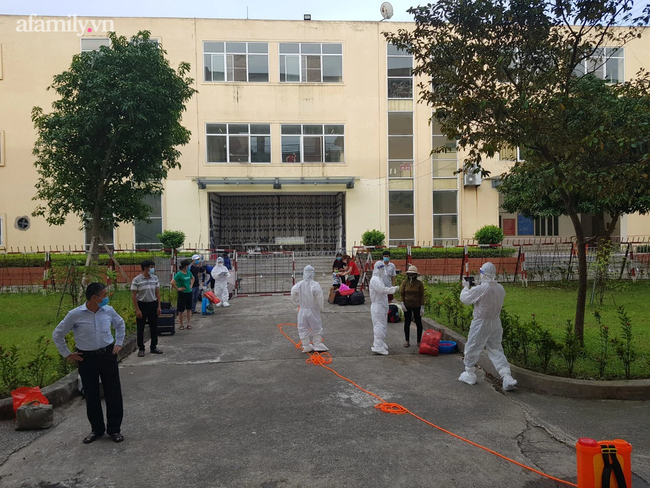 Tại một khu cách ly Tại một khu cách ly
