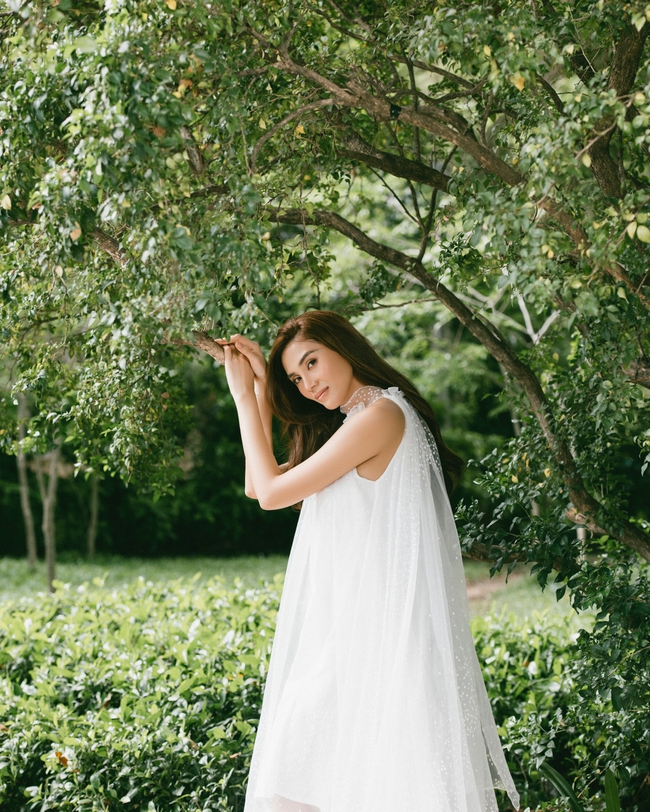 Võ Hoàng Yến xinh hết nấc trong trang phục váy trắng điệu đà như 1 đám mây trắng, khoe nhan sắc vô cùng chín mùi - Ảnh 5.
