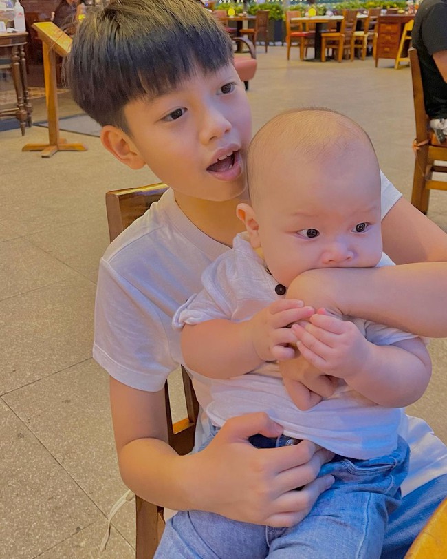 Góc hài hước: Trong khi Subeo đang ôm ấp rất tình cảm thì cậu em trai Leon lại một mực đòi cắn tay anh thế này đây - Ảnh 2.
