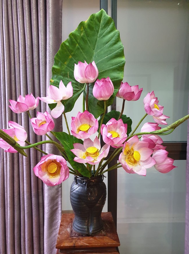 Mẹ đảm Hải Phòng cắm sen theo phong cách Ikebana Nhật Bản đẹp mê ly, tiết lộ có bộ sưu tập bình đa dạng nhằm phục vụ tình yêu hoa cỏ - Ảnh 13.