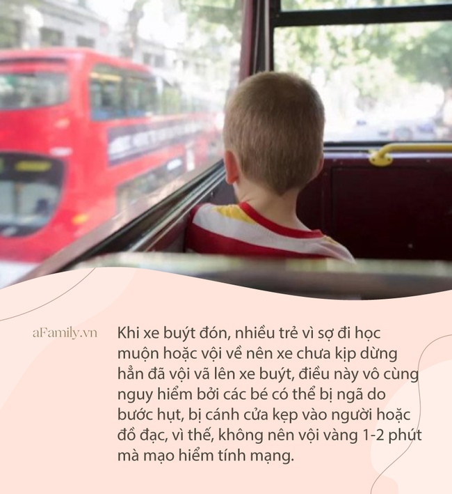 Thót tim xem đoạn clip bé gái mắc kẹt chân vào cửa xe buýt rồi bị kéo lê trên đường - Ảnh 4. Thót tim xem đoạn clip bé gái mắc kẹt chân vào cửa xe buýt rồi bị kéo lê trên đường - Ảnh 4.