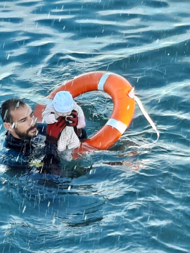 Câu chuyện phía sau bức ảnh em bé sơ sinh được cứu từ dưới biển gây chấn động thế giới tuần qua: &quot;Đứa trẻ lạnh cóng, gần như không cử động&quot; - Ảnh 1.