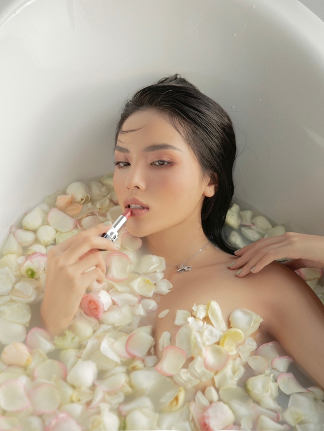 Hoa hậu Kỳ Duyên bán nude khoe lưng trần nõn nà, tạo dáng táo bạo trong bồn tắm - Ảnh 5.